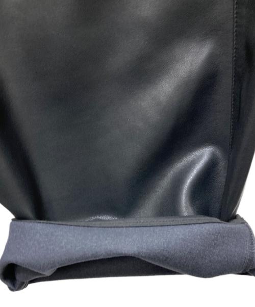 Adam et Rope（アダム エ ロペ）Adam et Rope (アダム エ ロペ) シンセティックレザートラックパンツ 25AW ブラック サイズ:38の古着・服飾アイテム