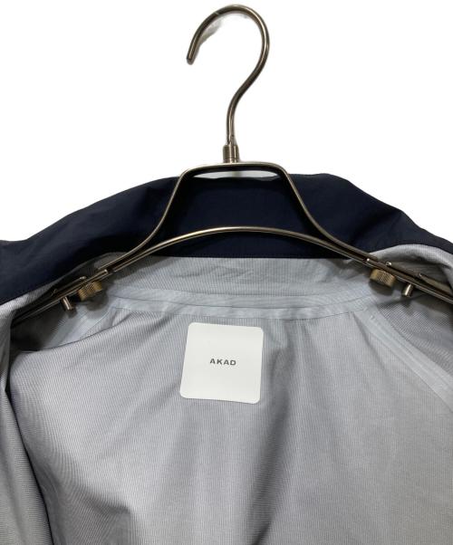 AKAD（エーケーエーディー）AKAD (エーケーエーディー) SIGNATURE TECH RAIN SHELL PARKA（シグネチャー テックレインシェルパーカー） / ナイロンジャケット AKAD001 ネイビー サイズ:Mの古着・服飾アイテム