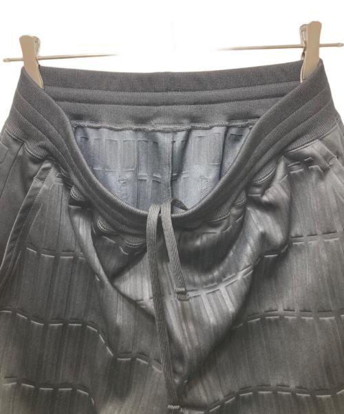 A-POC ABLE ISSEY MIYAKE（エイポック エイブル イッセイ ミヤケ）A-POC ABLE ISSEY MIYAKE (エイポック エイブル イッセイ ミヤケ) TYPE-E 001 エンボス加工イージートラウザーズ AT61JF631 ブラック サイズ:3の古着・服飾アイテム