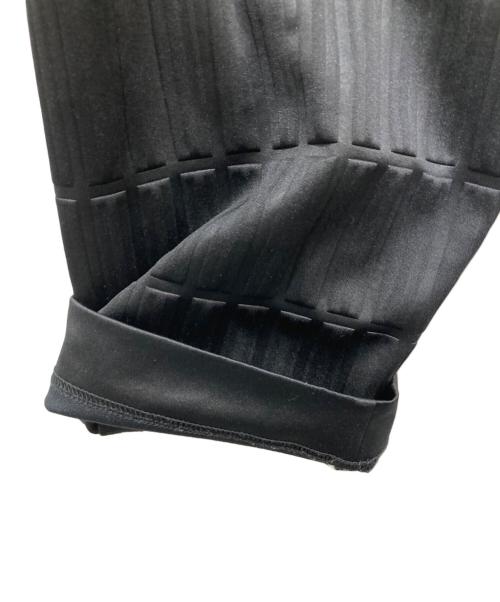 A-POC ABLE ISSEY MIYAKE（エイポック エイブル イッセイ ミヤケ）A-POC ABLE ISSEY MIYAKE (エイポック エイブル イッセイ ミヤケ) TYPE-E 001 エンボス加工イージートラウザーズ AT61JF631 ブラック サイズ:3の古着・服飾アイテム