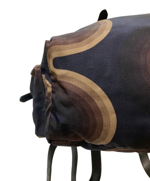 DRIES VAN NOTEN（ドリスヴァンノッテン）DRIES VAN NOTEN (ドリスヴァンノッテン) Verner Panton (ベルナーパントン) ウェーブ柄バックパック ネイビー×ブラウンの古着・服飾アイテム