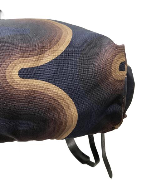 DRIES VAN NOTEN（ドリスヴァンノッテン）DRIES VAN NOTEN (ドリスヴァンノッテン) Verner Panton (ベルナーパントン) ウェーブ柄バックパック ネイビー×ブラウンの古着・服飾アイテム