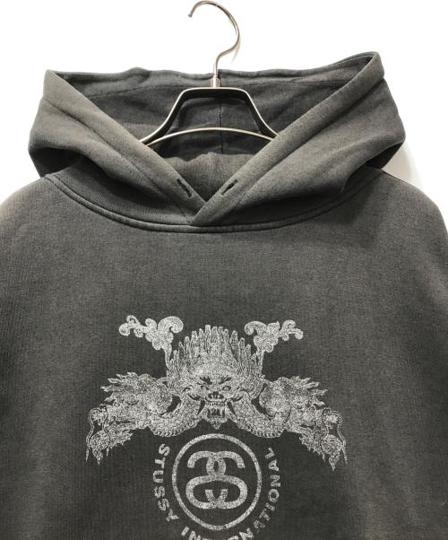 stussy（ステューシー）stussy (ステューシー) ドラゴンプリント スウェットフーディ / USA製 / 紺タグ グレー サイズ:Lの古着・服飾アイテム