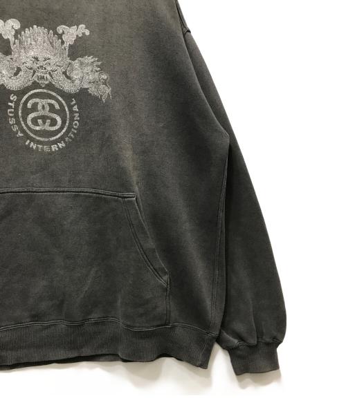 stussy（ステューシー）stussy (ステューシー) ドラゴンプリント スウェットフーディ / USA製 / 紺タグ グレー サイズ:Lの古着・服飾アイテム