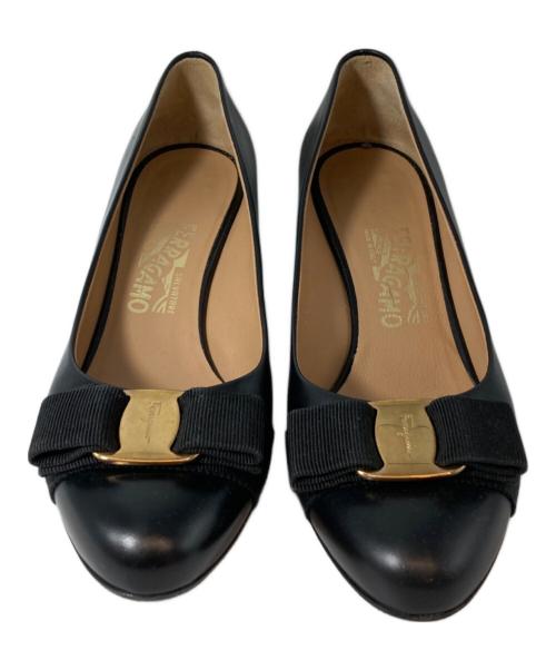 Salvatore Ferragamo（サルヴァトーレ フェラガモ）Salvatore Ferragamo (サルヴァトーレ フェラガモ) ヴァラリボンパンプス YB30431 0055 ブラック サイズ:5 1/2の古着・服飾アイテム