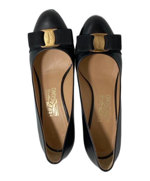 Salvatore Ferragamo（サルヴァトーレ フェラガモ）Salvatore Ferragamo (サルヴァトーレ フェラガモ) ヴァラリボンパンプス YB30431 0055 ブラック サイズ:5 1/2の古着・服飾アイテム