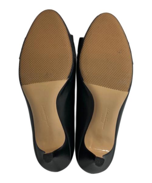 Salvatore Ferragamo（サルヴァトーレ フェラガモ）Salvatore Ferragamo (サルヴァトーレ フェラガモ) ヴァラリボンパンプス YB30431 0055 ブラック サイズ:5 1/2の古着・服飾アイテム