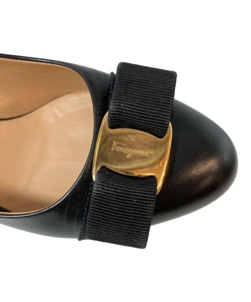 Salvatore Ferragamo（サルヴァトーレ フェラガモ）Salvatore Ferragamo (サルヴァトーレ フェラガモ) ヴァラリボンパンプス YB30431 0055 ブラック サイズ:5 1/2の古着・服飾アイテム