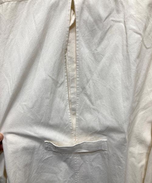 Hed Mayner（ヘド メイナー）Hed Mayner (ヘド メイナー) 22FW OPEN BACK SHIRT(オープンバックシャツ) ベージュ サイズ:Sの古着・服飾アイテム
