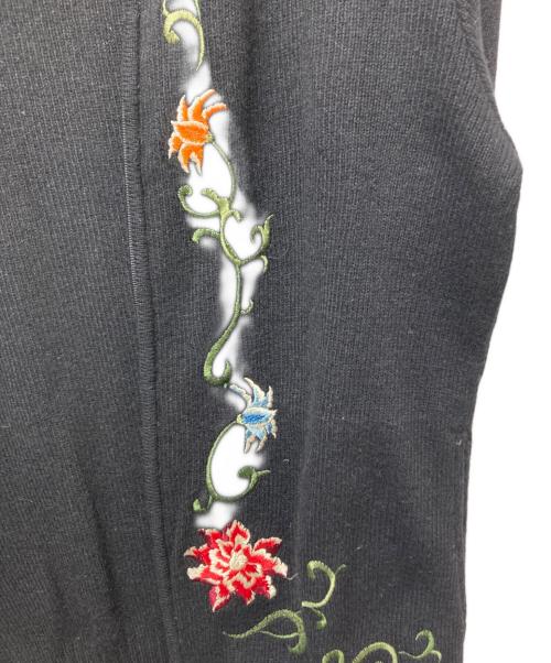 VIVIENNE TAM（ヴィヴィアンタム）VIVIENNE TAM (ヴィヴィアンタム) フラワー刺繍ジップアップニット ブラックの古着・服飾アイテム