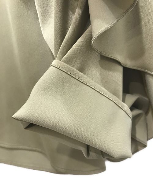 anuans（アニュアンス）anuans (アニュアンス) ツイストフリルVネックブラウス カーキ サイズ:Fの古着・服飾アイテム