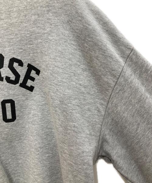 CONVERSE TOKYO（コンバーストウキョウ）CONVERSE TOKYO (コンバーストウキョウ) VOLUME SLEEVE LOGO SWEAT グレー サイズ:表記無の古着・服飾アイテム