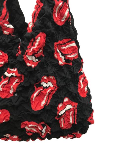 masu（エムエーエスユー）masu (エムエーエスユー) THE ROLLING STONES (ザ ローリングストーンズ) TONGUE AND LIPS POPCORN BAG/コラボバッグ ブラック×レッドの古着・服飾アイテム
