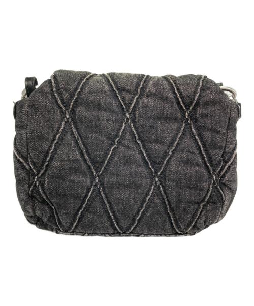DIESEL（ディーゼル）DIESEL (ディーゼル) ロゴチャーム付きデニムキルティングショルダーバッグ グレーの古着・服飾アイテム