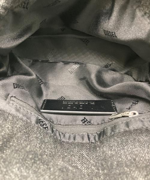 DIESEL（ディーゼル）DIESEL (ディーゼル) ロゴチャーム付きデニムキルティングショルダーバッグ グレーの古着・服飾アイテム