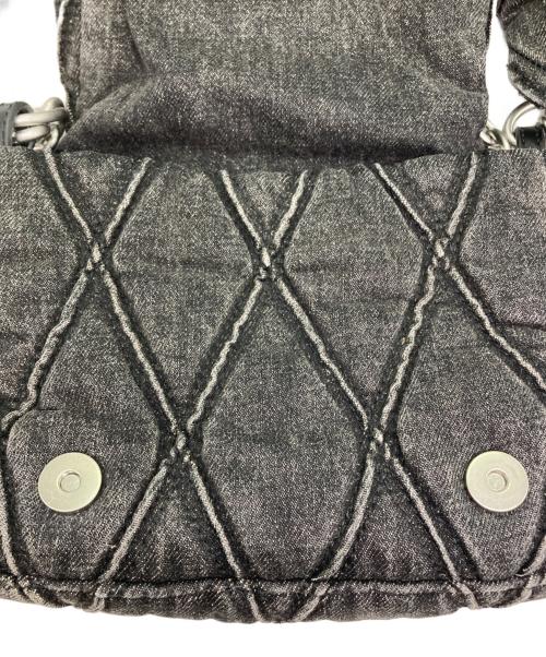 DIESEL（ディーゼル）DIESEL (ディーゼル) ロゴチャーム付きデニムキルティングショルダーバッグ グレーの古着・服飾アイテム
