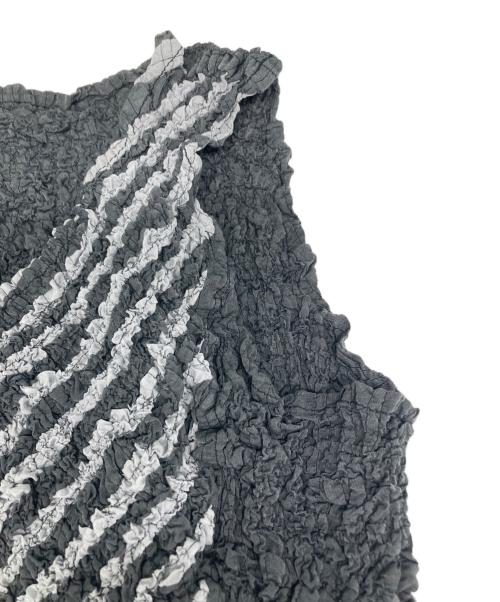 me ISSEY MIYAKE（ミーイッセイ ミヤケ）me ISSEY MIYAKE (ミーイッセイ ミヤケ) ノースリーブカットソー グレー サイズ:-の古着・服飾アイテム