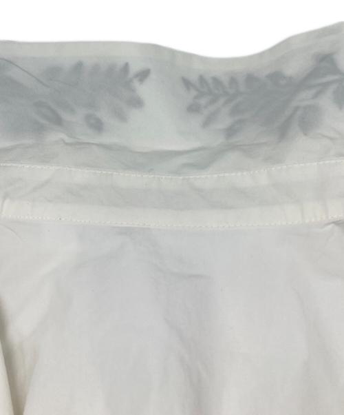 McQ Alexander McQueen（マックキュー アレキサンダーマックイーン）McQ Alexander McQueen (マックキュー アレキサンダーマックイーン) 花柄刺繍アシンメトリーフリルシャツ ホワイト サイズ:38の古着・服飾アイテム