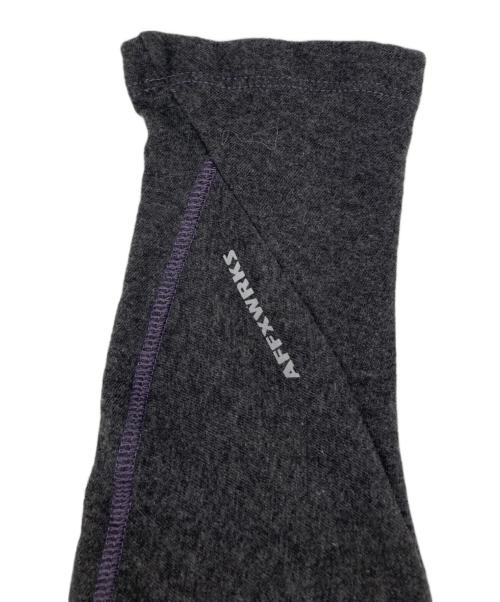 AFFXWRKS（アフィックスワークス）AFFXWRKS (アフィックスワークス) 袖ロゴロングスリーブカットソー グレー サイズ:Ｓの古着・服飾アイテム