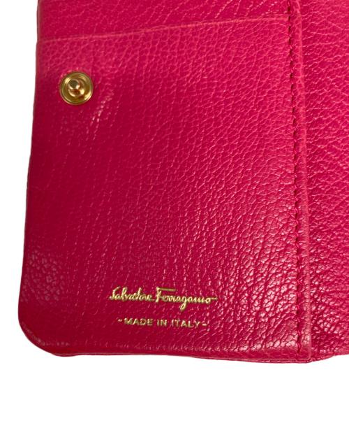 Salvatore Ferragamo（サルヴァトーレ フェラガモ）Salvatore Ferragamo (サルヴァトーレ フェラガモ) ガンチーニ金具2つ折り財布 ピンクの古着・服飾アイテム