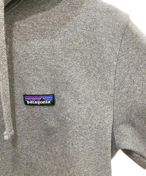 Patagonia（パタゴニア）Patagonia (パタゴニア) P-6 ラベル アップライザル フーディ グレー サイズ:Sの古着・服飾アイテム