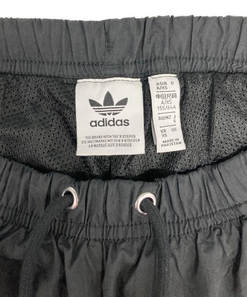 adidas（アディダス）adidas (アディダス) プレミアム エッセンシャルズ ナイロン パラシュートパンツ ブラック サイズ:Ｓの古着・服飾アイテム