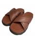 UGG（アグ）の古着「CAPITOLA CROSS SLIDE」｜ブラウン