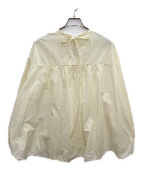 YORI（ヨリ）yori (ヨリ) バックギャザーブラウス アイボリー サイズ:Freeの古着・服飾アイテム