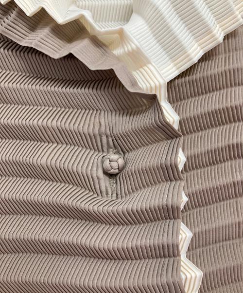 ISSEY MIYAKE FETE（イッセイミヤケフェット）ISSEY MIYAKE FETE (イッセイミヤケフェット) プリーツジャケット ベージュ×ブラウン サイズ:２の古着・服飾アイテム