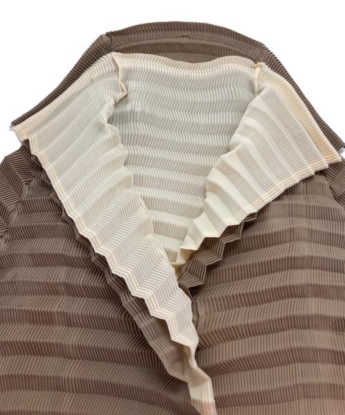 ISSEY MIYAKE FETE（イッセイミヤケフェット）ISSEY MIYAKE FETE (イッセイミヤケフェット) プリーツジャケット ベージュ×ブラウン サイズ:２の古着・服飾アイテム