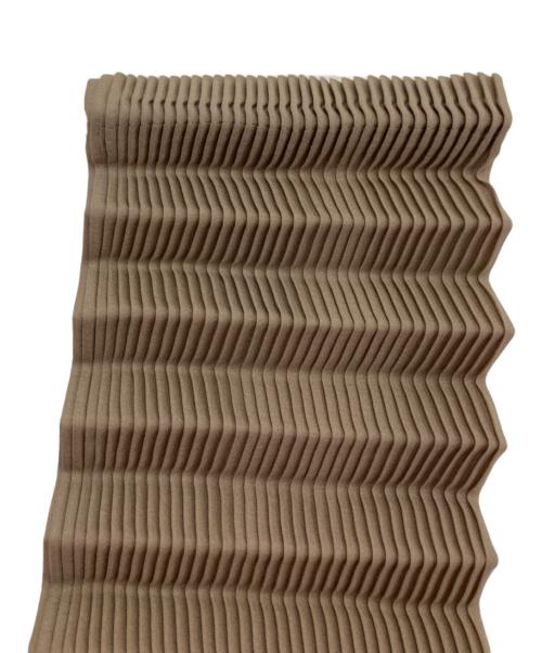 ISSEY MIYAKE FETE（イッセイミヤケフェット）ISSEY MIYAKE FETE (イッセイミヤケフェット) プリーツジャケット ベージュ×ブラウン サイズ:２の古着・服飾アイテム