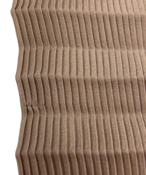 ISSEY MIYAKE FETE（イッセイミヤケフェット）ISSEY MIYAKE FETE (イッセイミヤケフェット) プリーツジャケット ベージュ×ブラウン サイズ:２の古着・服飾アイテム