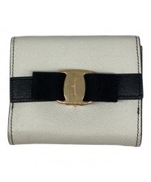 Salvatore Ferragamo（サルヴァトーレ フェラガモ）の古着「ヴァラリボン2つ折り財布」｜ホワイト×ブラック
