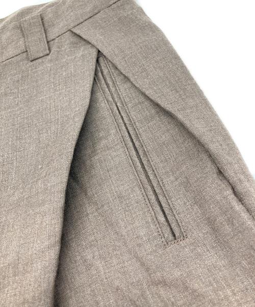 WHITE MOUNTAINEERING（ホワイトマウンテ二アニング）WHITE MOUNTAINEERING (ホワイトマウンテ二アニング) トロピカル ツータックパンツ ブラウンの古着・服飾アイテム