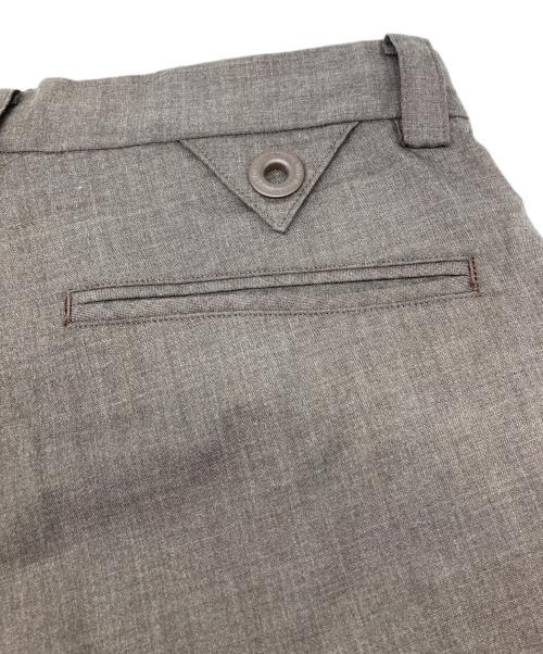 WHITE MOUNTAINEERING（ホワイトマウンテ二アニング）WHITE MOUNTAINEERING (ホワイトマウンテ二アニング) トロピカル ツータックパンツ ブラウンの古着・服飾アイテム