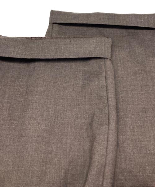 WHITE MOUNTAINEERING（ホワイトマウンテ二アニング）WHITE MOUNTAINEERING (ホワイトマウンテ二アニング) トロピカル ツータックパンツ ブラウンの古着・服飾アイテム