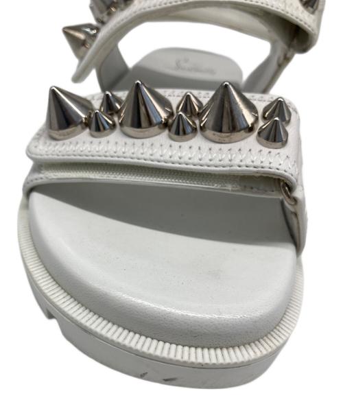 Christian Louboutin（クリスチャン・ルブタン）Christian Louboutin (クリスチャン・ルブタン) スタッズサンダル ホワイト サイズ:37の古着・服飾アイテム