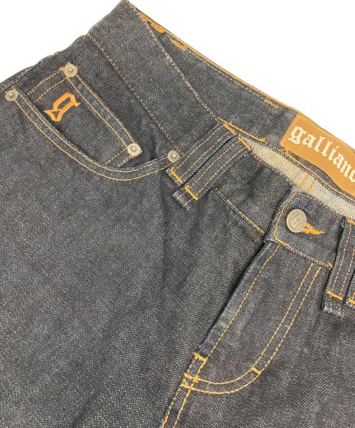 GALLIANO（ガリアーノ）GALLIANO (ガリアーノ) テーパードデニムパンツ インディゴ サイズ:31の古着・服飾アイテム