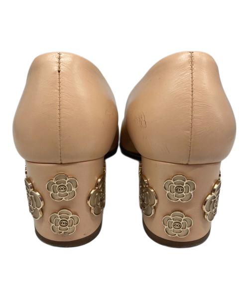 CHANEL（シャネル）CHANEL (シャネル) カメリアヒールパンプス ベージュ サイズ:36 1/2の古着・服飾アイテム