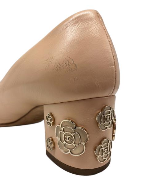 CHANEL（シャネル）CHANEL (シャネル) カメリアヒールパンプス ベージュ サイズ:36 1/2の古着・服飾アイテム