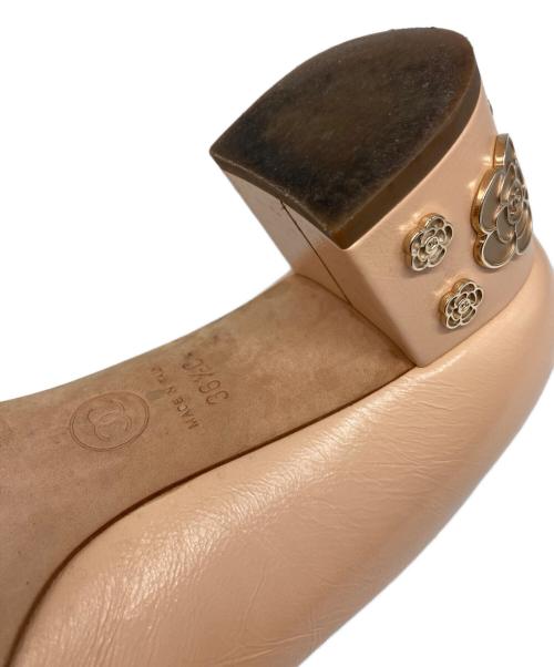 CHANEL（シャネル）CHANEL (シャネル) カメリアヒールパンプス ベージュ サイズ:36 1/2の古着・服飾アイテム