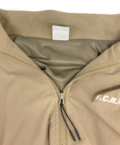 F.C.R.B.（エフシーレアルブリストル）F.C.R.B. (エフシーレアルブリストル) STAND COLLAR BLOUSON/スタンド カラー ブルゾン ベージュ サイズ:Mの古着・服飾アイテム