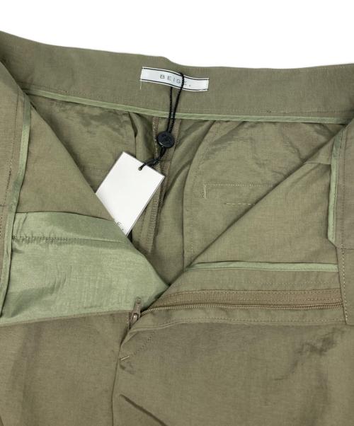 BEIGE（ベイジ）BEIGE (ベイジ) カービーシルエットタックパンツ カーキ サイズ:6 未使用品の古着・服飾アイテム