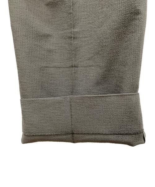 UNIVERSAL PRODUCTS.（ユニバーサルプロダクツ）UNIVERSAL PRODUCTS. (ユニバーサルプロダクツ) CREPE 1TUCK SLACKS/クレープ ワンタック スラックス グレー サイズ:1の古着・服飾アイテム