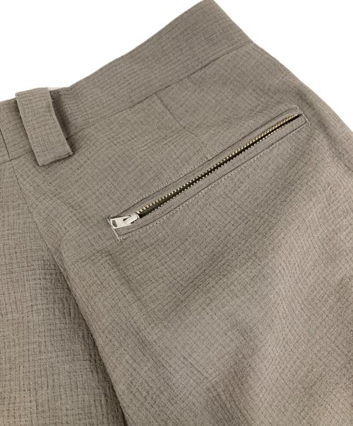 UNIVERSAL PRODUCTS.（ユニバーサルプロダクツ）UNIVERSAL PRODUCTS. (ユニバーサルプロダクツ) CREPE 1TUCK SLACKS/クレープ ワンタック スラックス グレー サイズ:1の古着・服飾アイテム