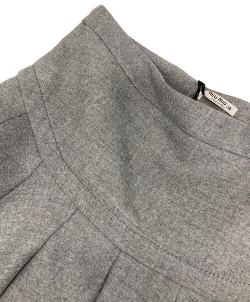 MIU MIU（ミュウミュウ）MIU MIU (ミュウミュウ) プリーツスカート グレー サイズ:36の古着・服飾アイテム