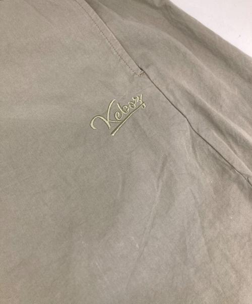 KEBOZ（ケボズ）KEBOZ (ケボズ) ワンポイントロゴワイドパンツ カーキ サイズ:LARGEの古着・服飾アイテム