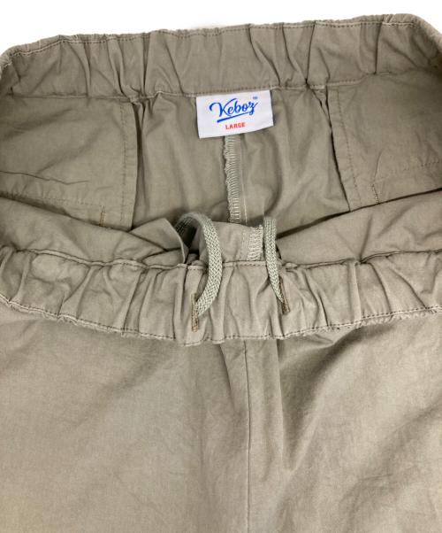 KEBOZ（ケボズ）KEBOZ (ケボズ) ワンポイントロゴワイドパンツ カーキ サイズ:LARGEの古着・服飾アイテム
