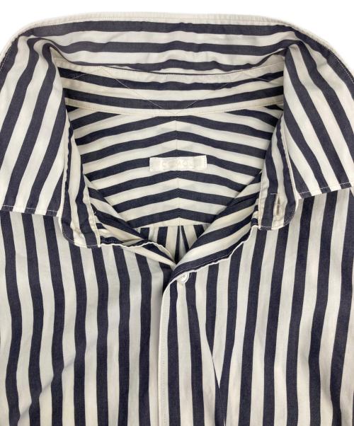 COMOLI（コモリ）COMOLI (コモリ) ロンドンストライプ 長袖 コモリシャツ ホワイト サイズ:2の古着・服飾アイテム