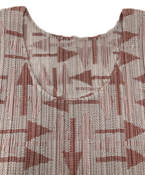PLEATS PLEASE（プリーツプリーズ）PLEATS PLEASE (プリーツプリーズ) ノースリーブプリーツカットソー ベージュ×レッド サイズ:3の古着・服飾アイテム